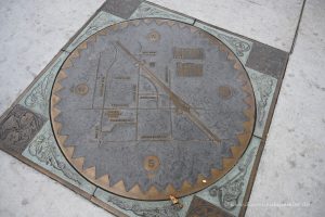 Gullydeckel vor dem Disneyland