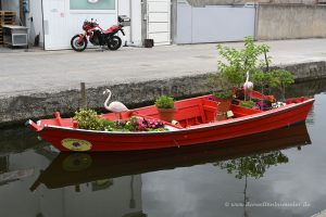 Kleines Boot im Kanal