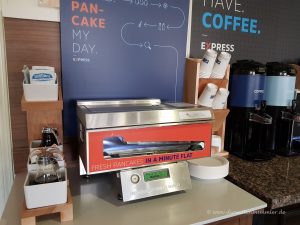 Pancake-Automat im klassischen Frühstücksraum