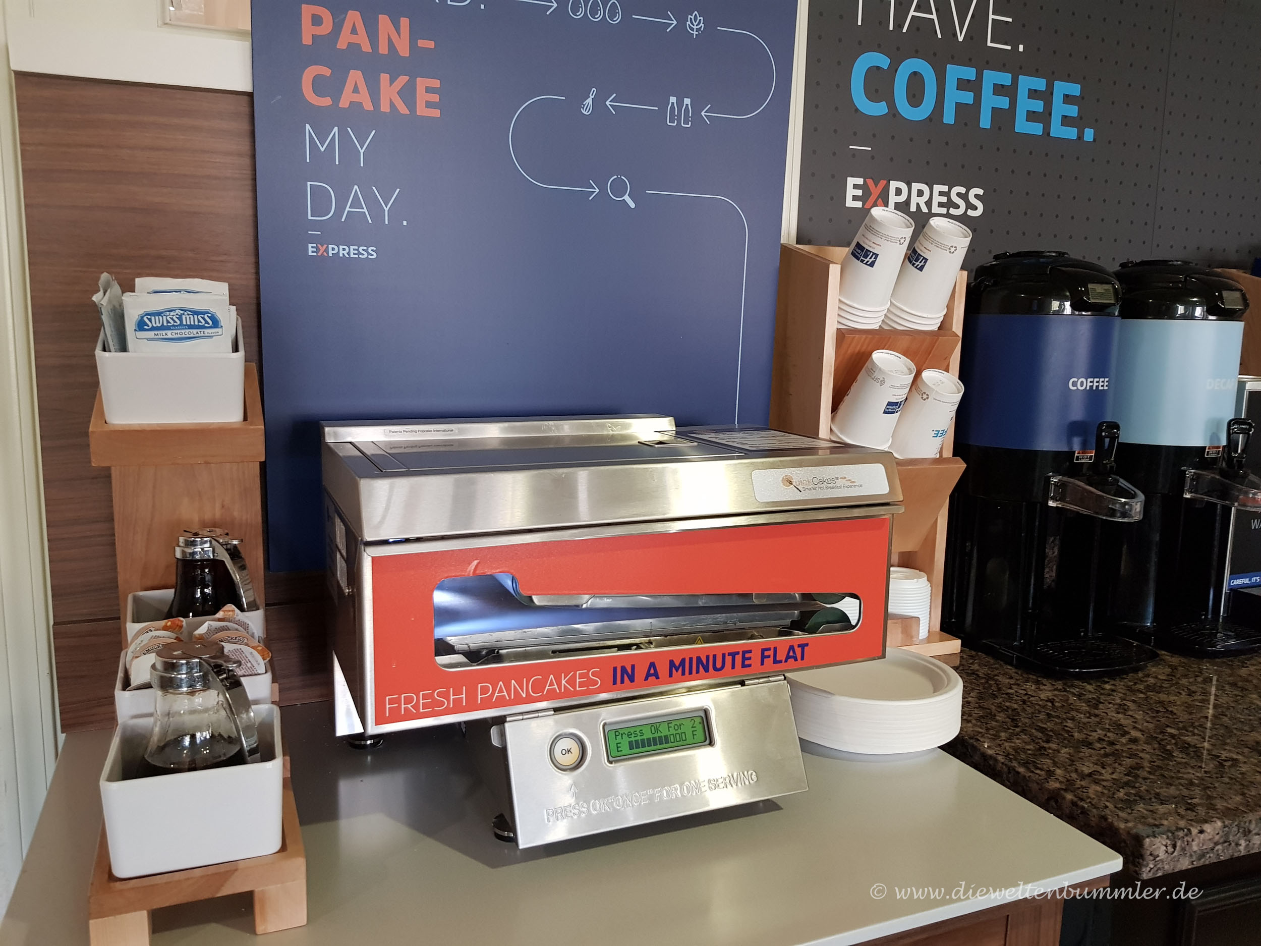 Pancake-Automat im klassischen Frühstücksraum