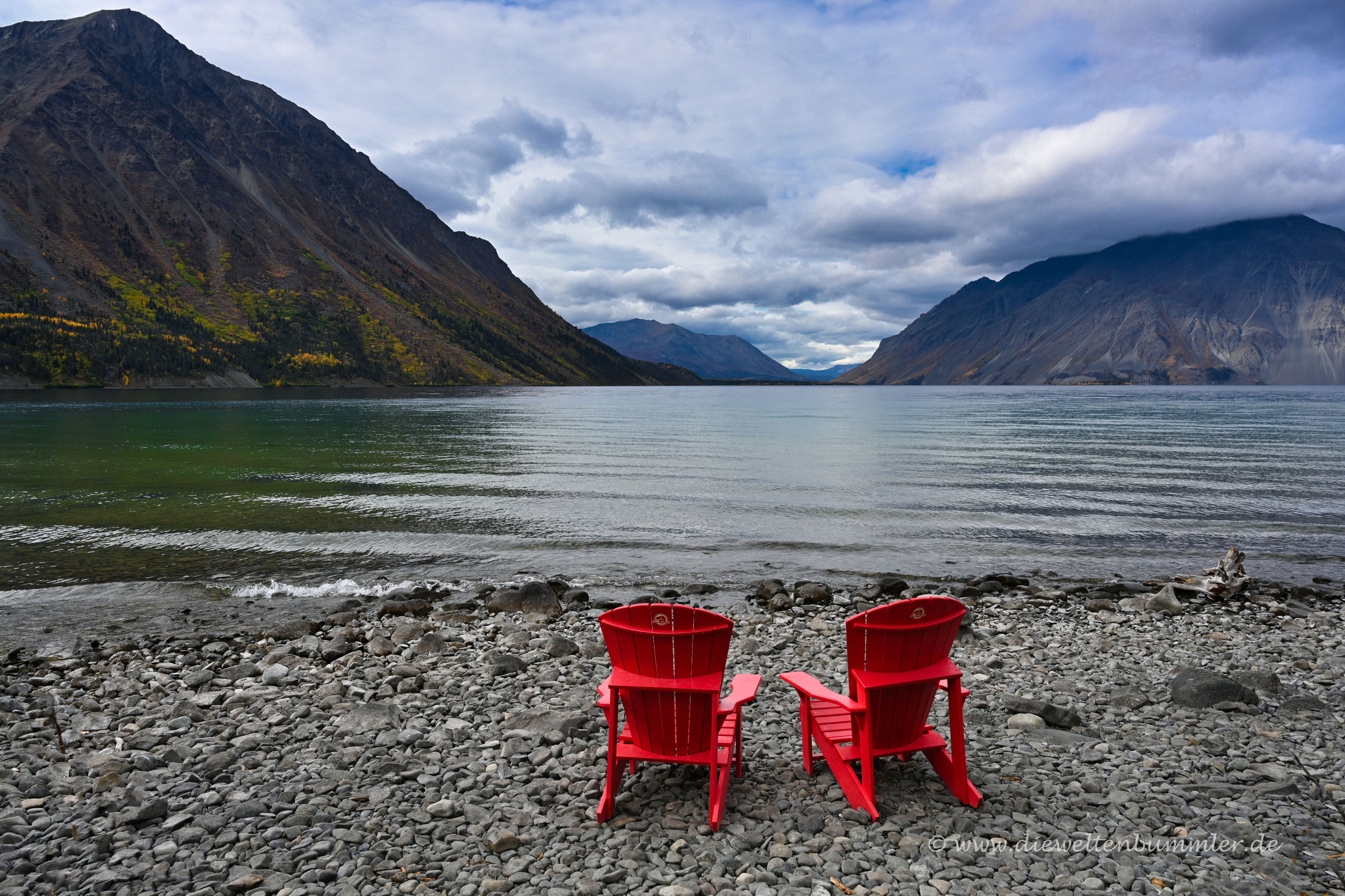 Rote Stühle am Strand