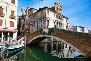Brücke über einem Kanal