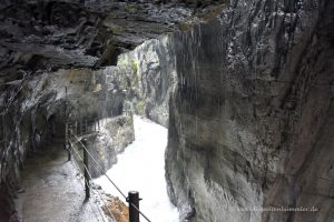 Die Partnach rauscht durch die Klamm