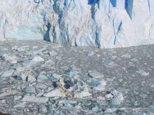 Diese Eisbrocken sind mehrere Meter breit