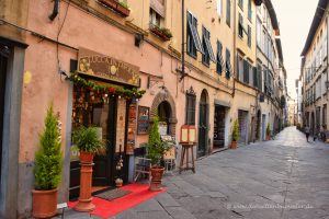 Gasse am nächsten Morgen