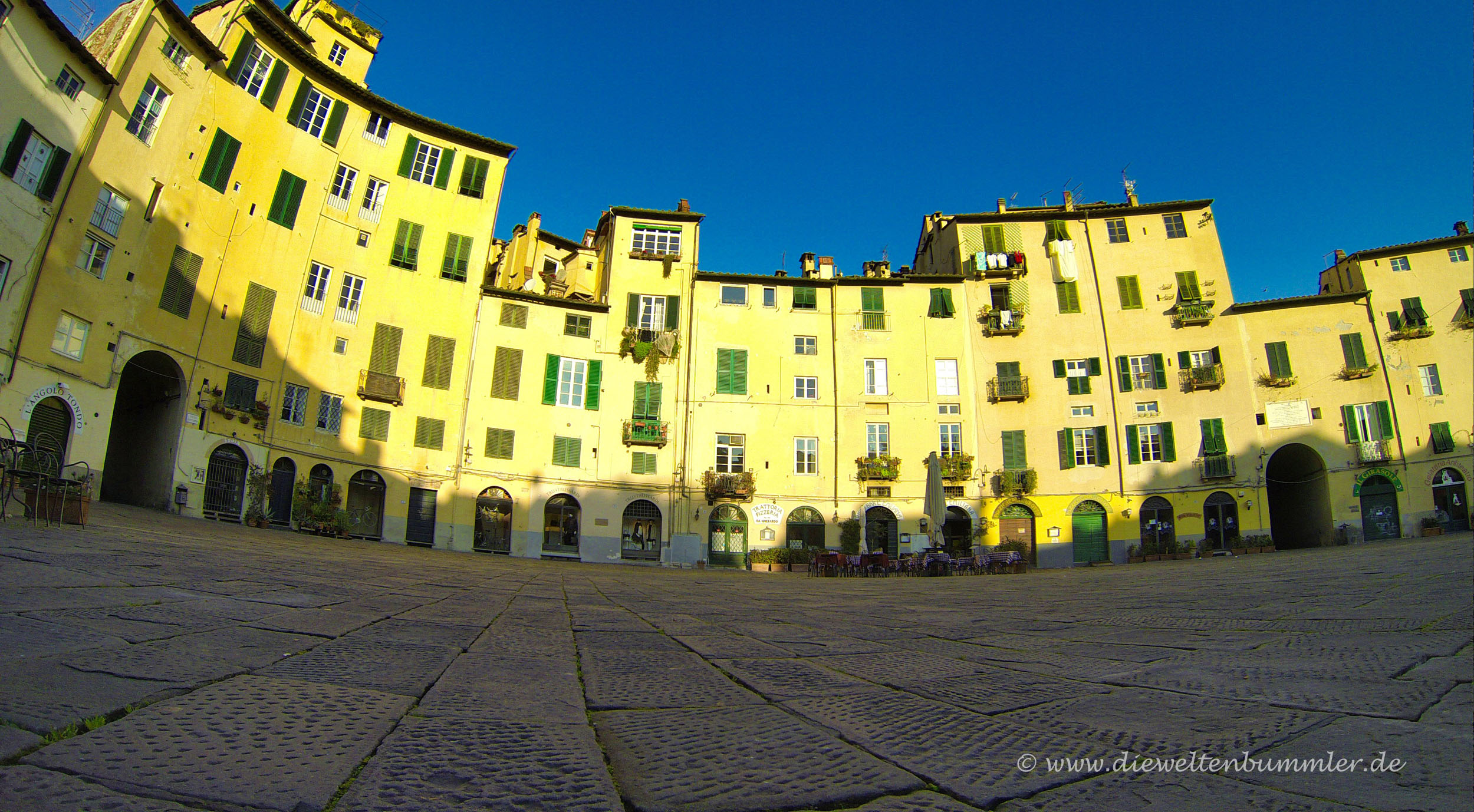 Häuserfront an der Piazza Anfiteatro