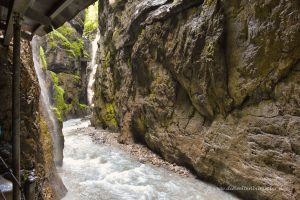 Klamm mit mehreren Wasserfällen