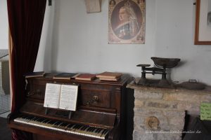 Klavier im kleinen Museum