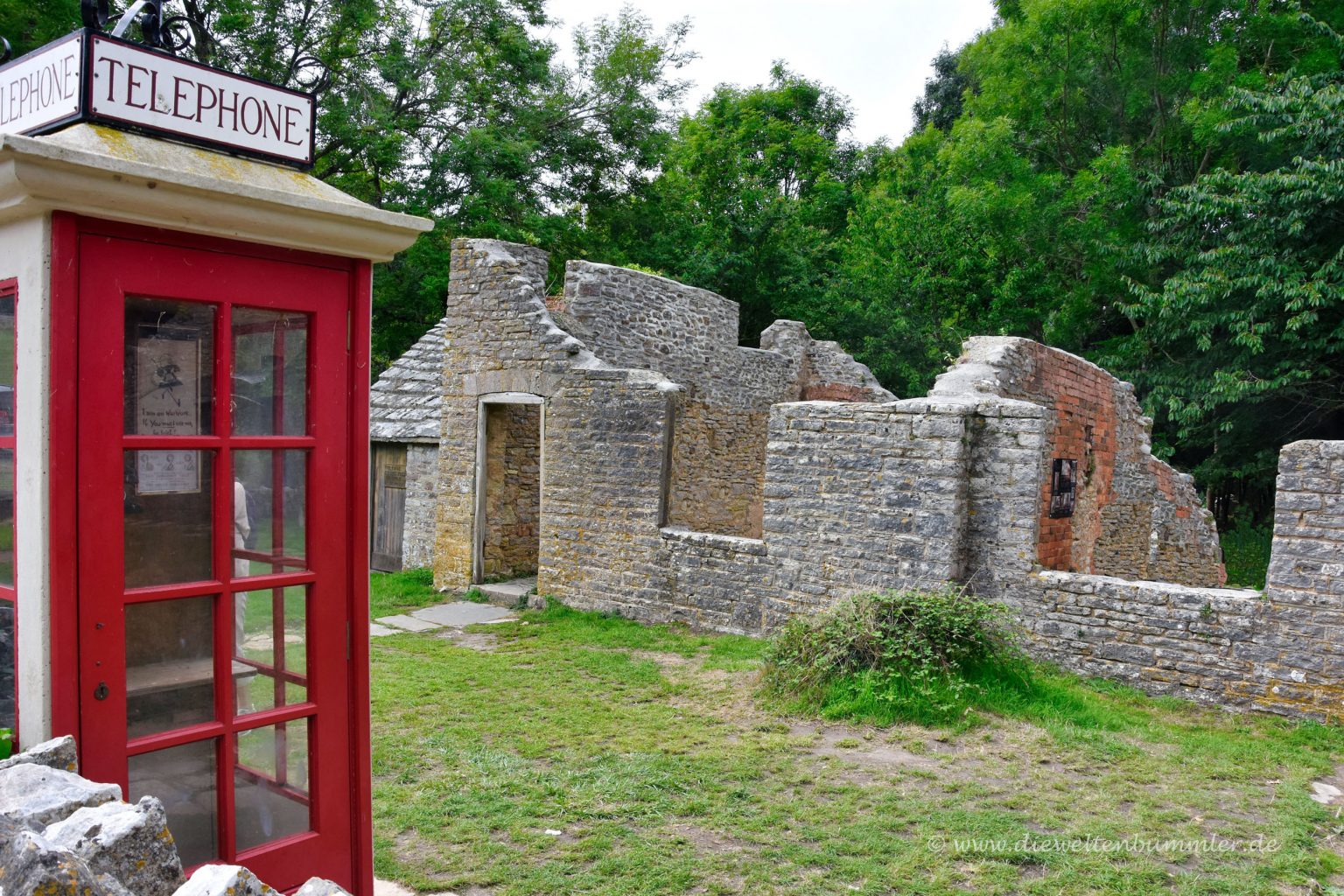 Telefonzelle und Ruinen