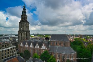 Blick aus dem Forum auf die Kirche