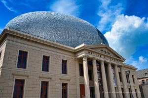 Das Museum hat ein kurioses Dach
