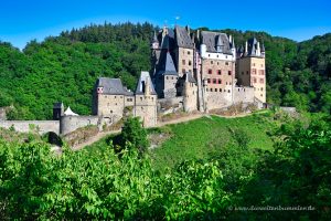 Die Burg Eltz im Abendlicht