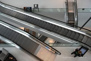 Zahlreiche Rolltreppen im Forum