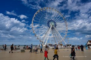 Riesenrad an der belgischen Küste