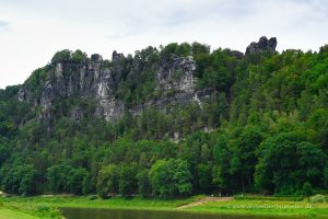Schroffe Felsen oberhalb der Elbe