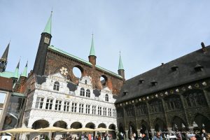 Am Rathaus in Lübeck