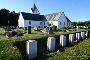 Kleiner Soldatenfriedhof an der Kirche