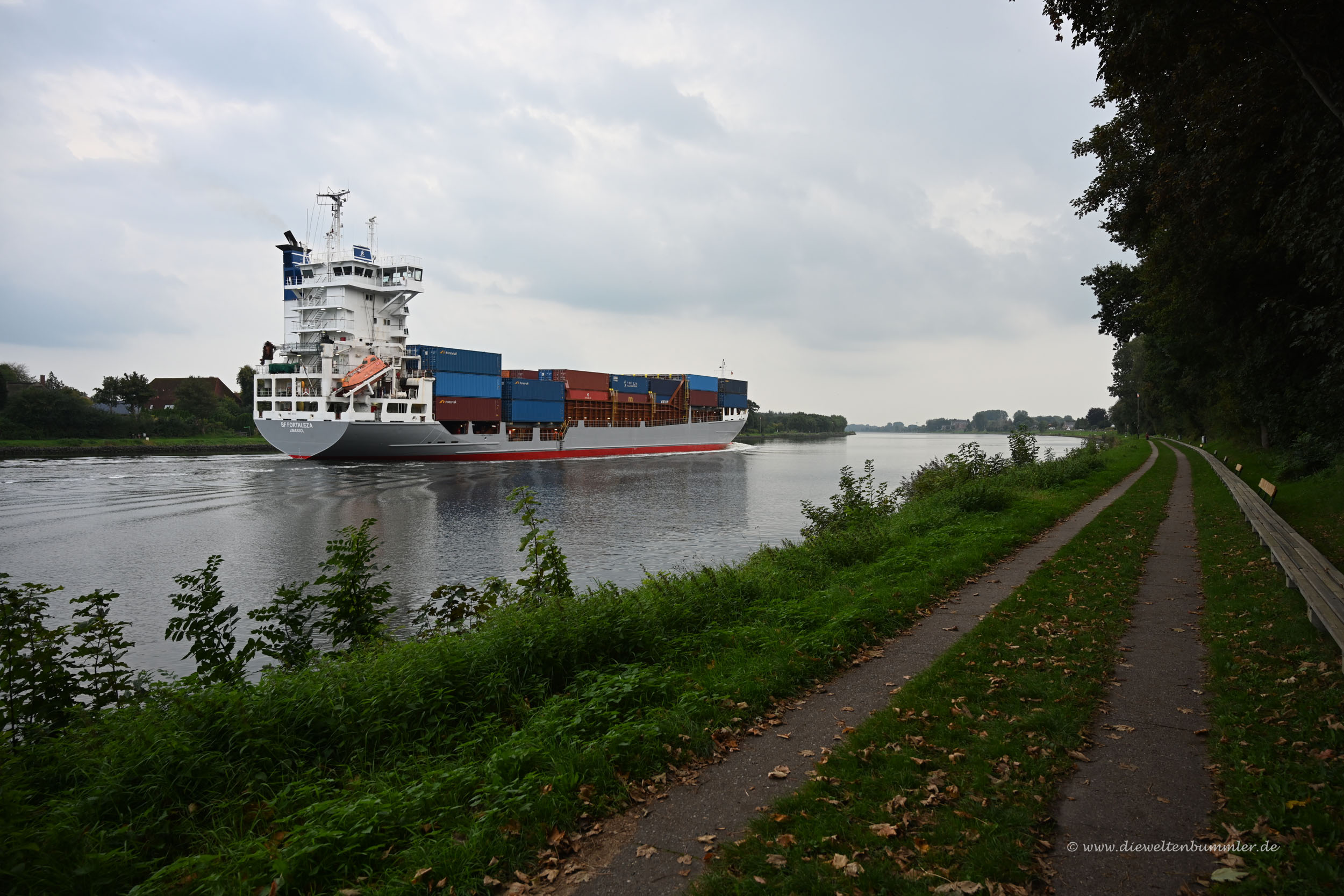 Nord-Ostsee-Kanal mit Schiff