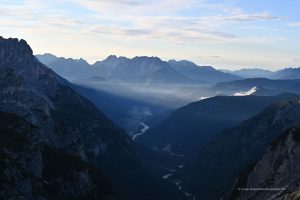 Morgendunst über dem Tal