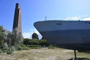 Marineehrenmal und U-Boot in Laboe