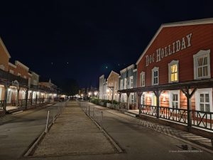 Westernhotel bei Nacht