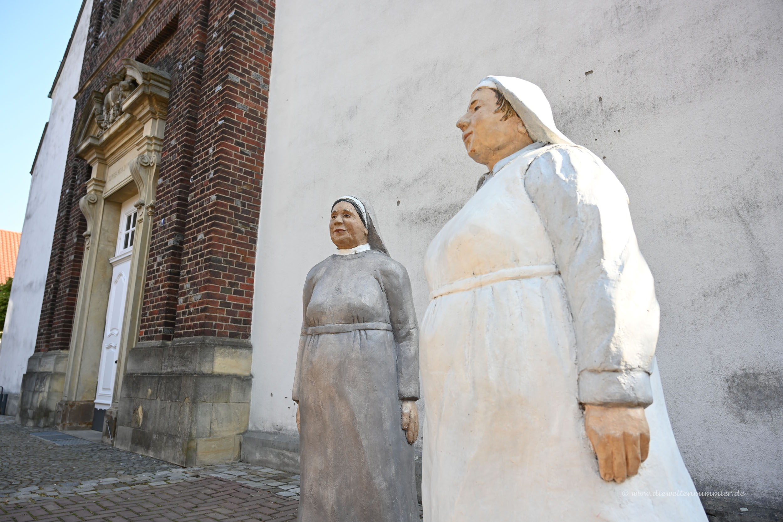 Nonnen vor der Kirche