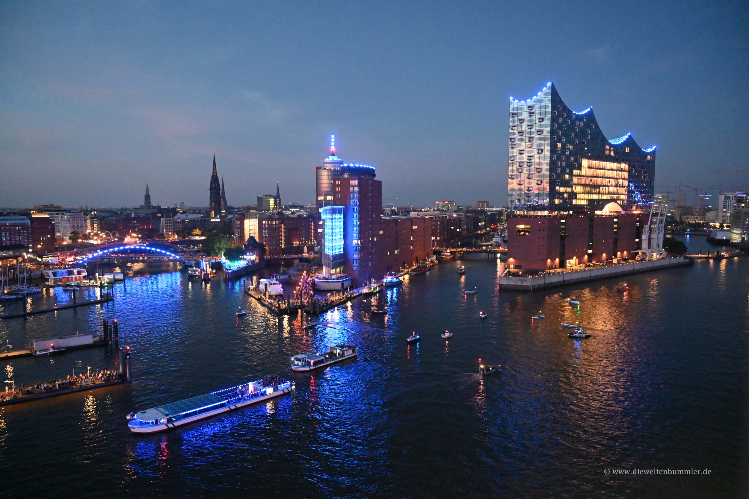 Blau beleuchteter Hafen in Hamburg