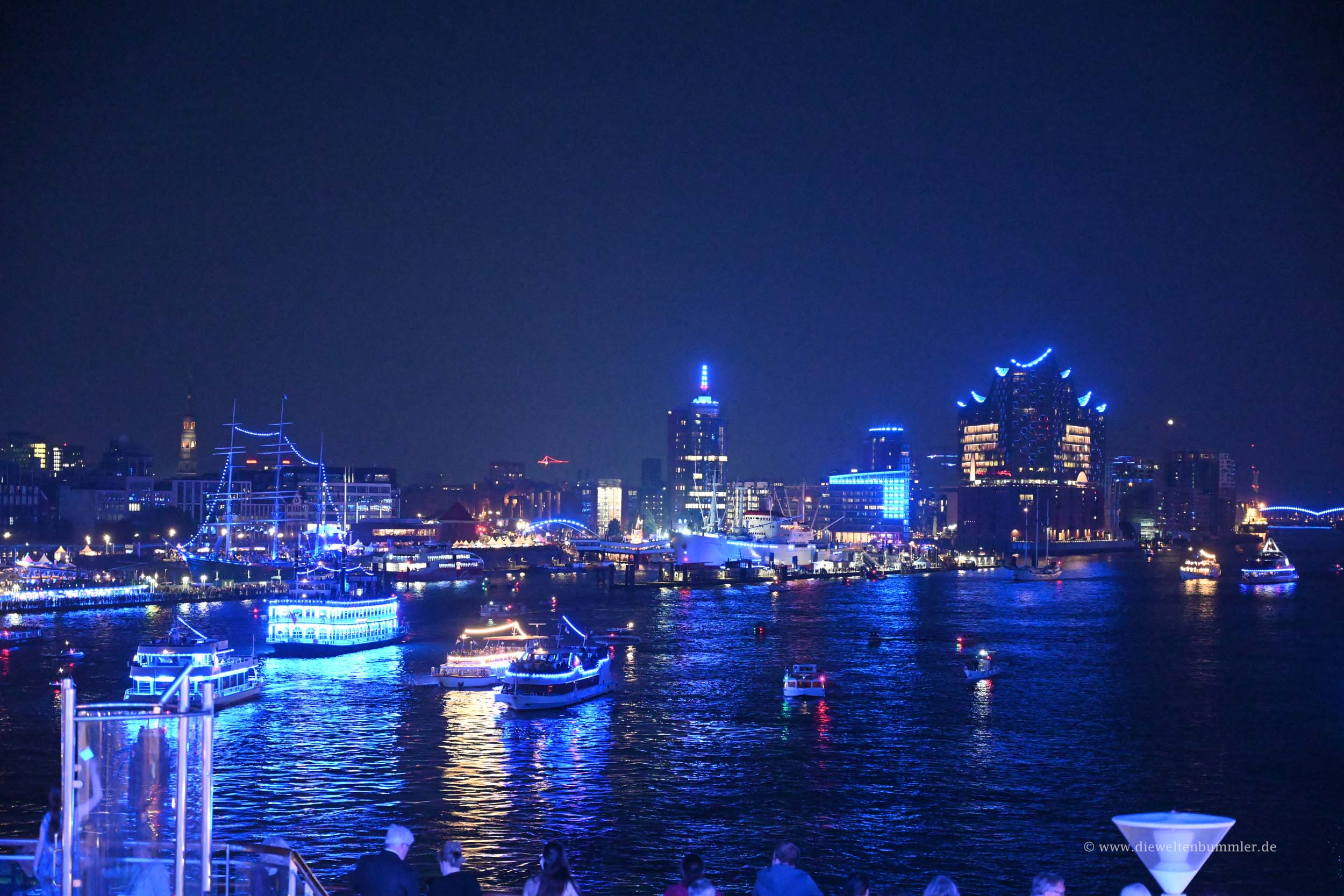 Hamburgs Hafen leuchtet blau