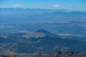 Über den Mount Pisgah hinweg sieht man in 93 km Entfernung den Hunts Peak