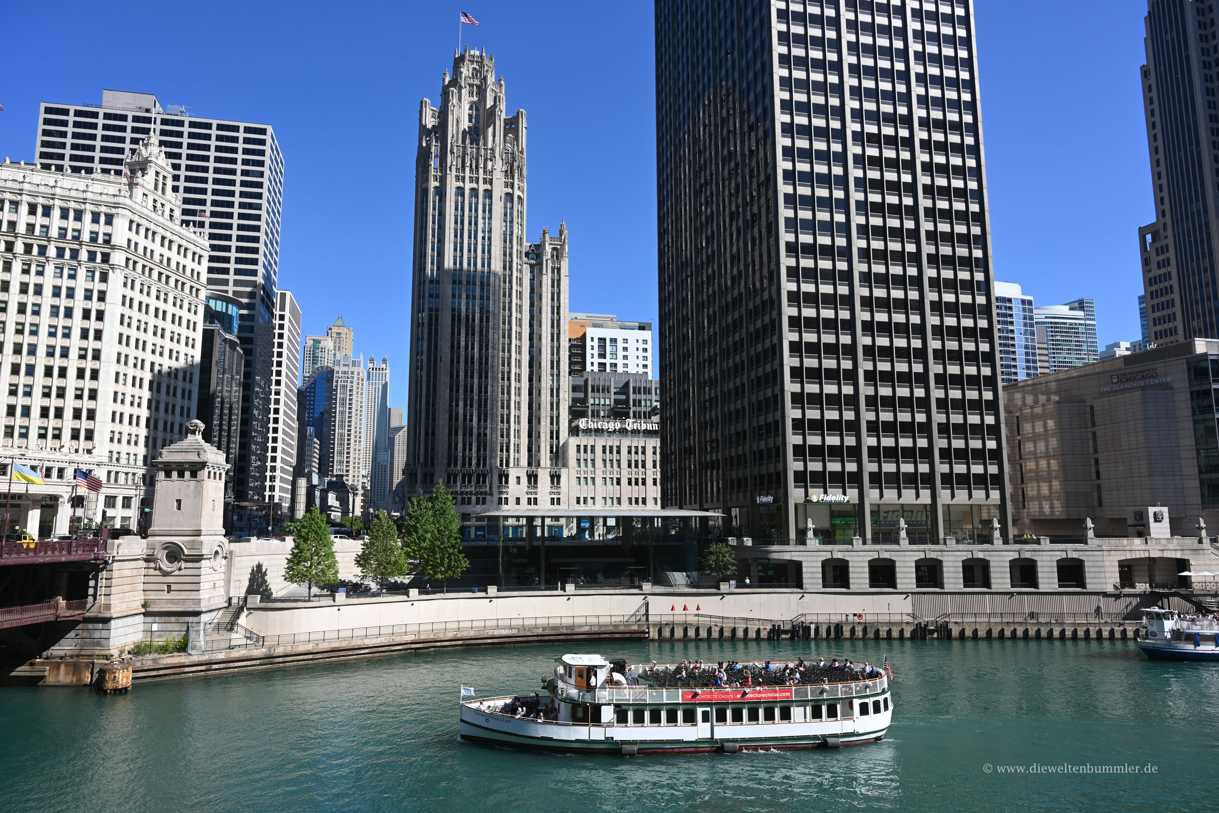 Ausflugsschiff auf dem Chicago River