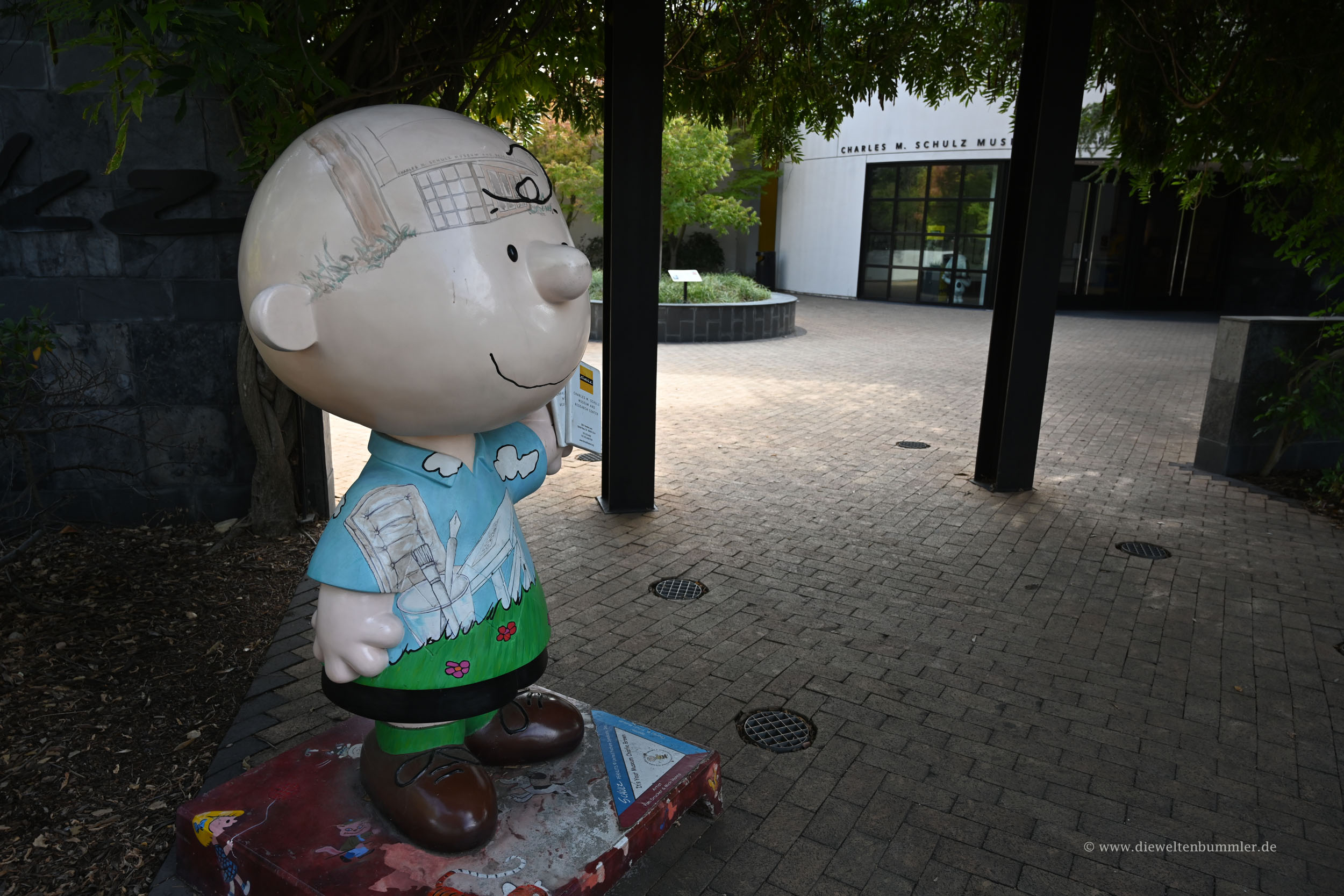 Charlie Brown vor dem Charles M. Schulz-Museum