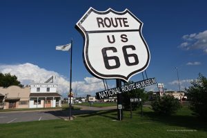 Großes Schild am Route 66-Museum