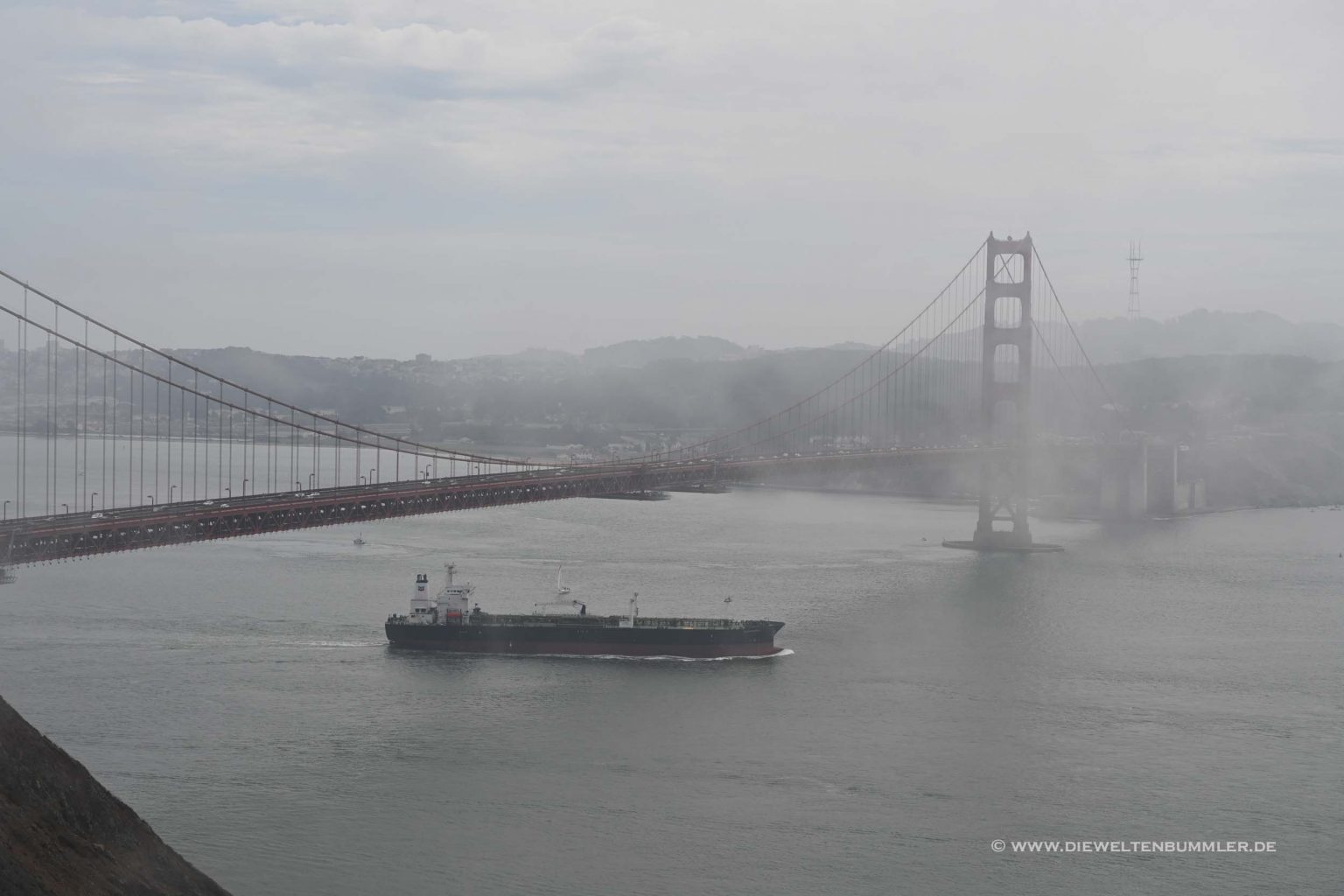 Schiff unter der Golden Gate Bridge
