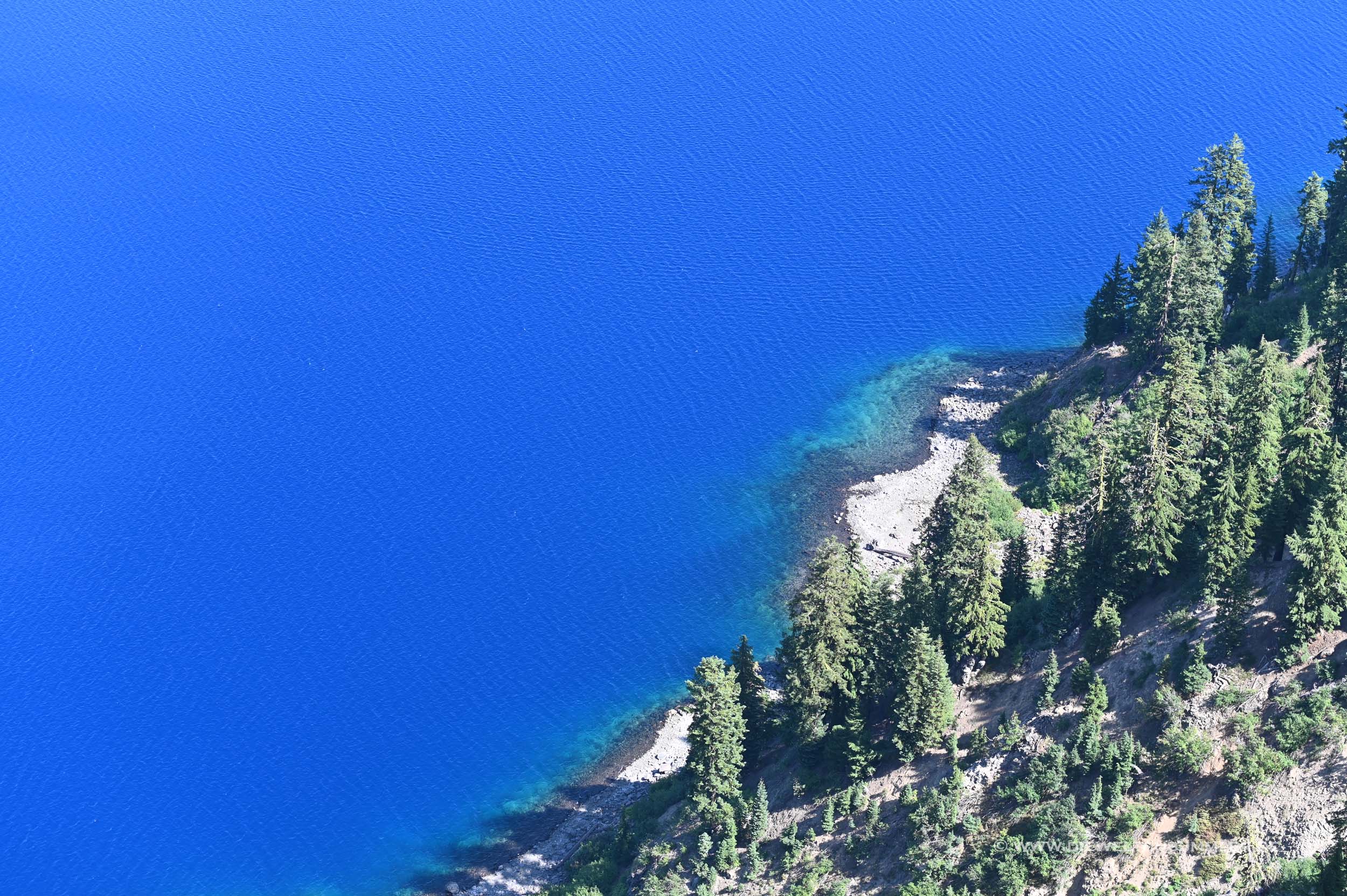 Der Crater Lake besitzt dunkelblaues Wasser