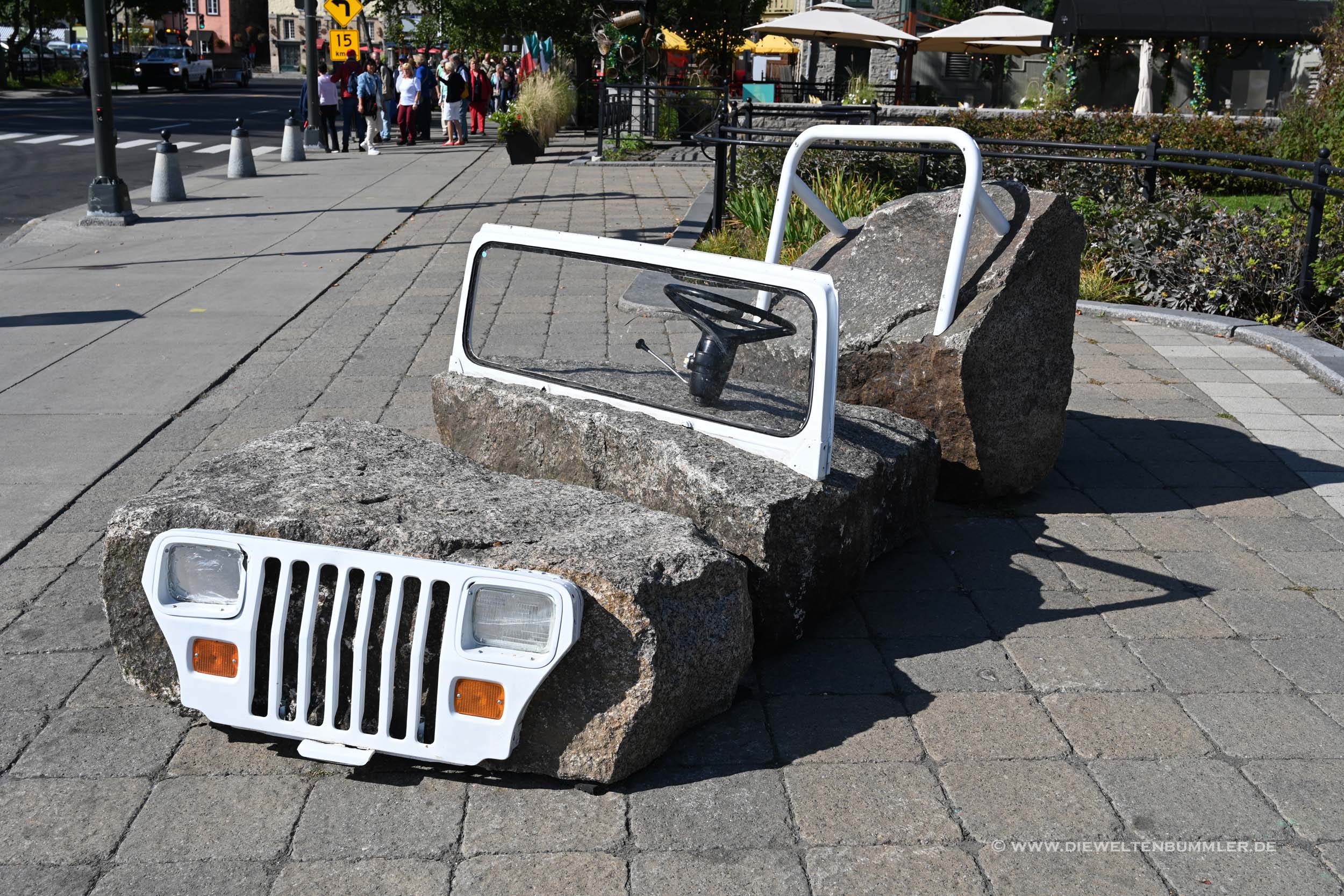 Jeep aus Steinen