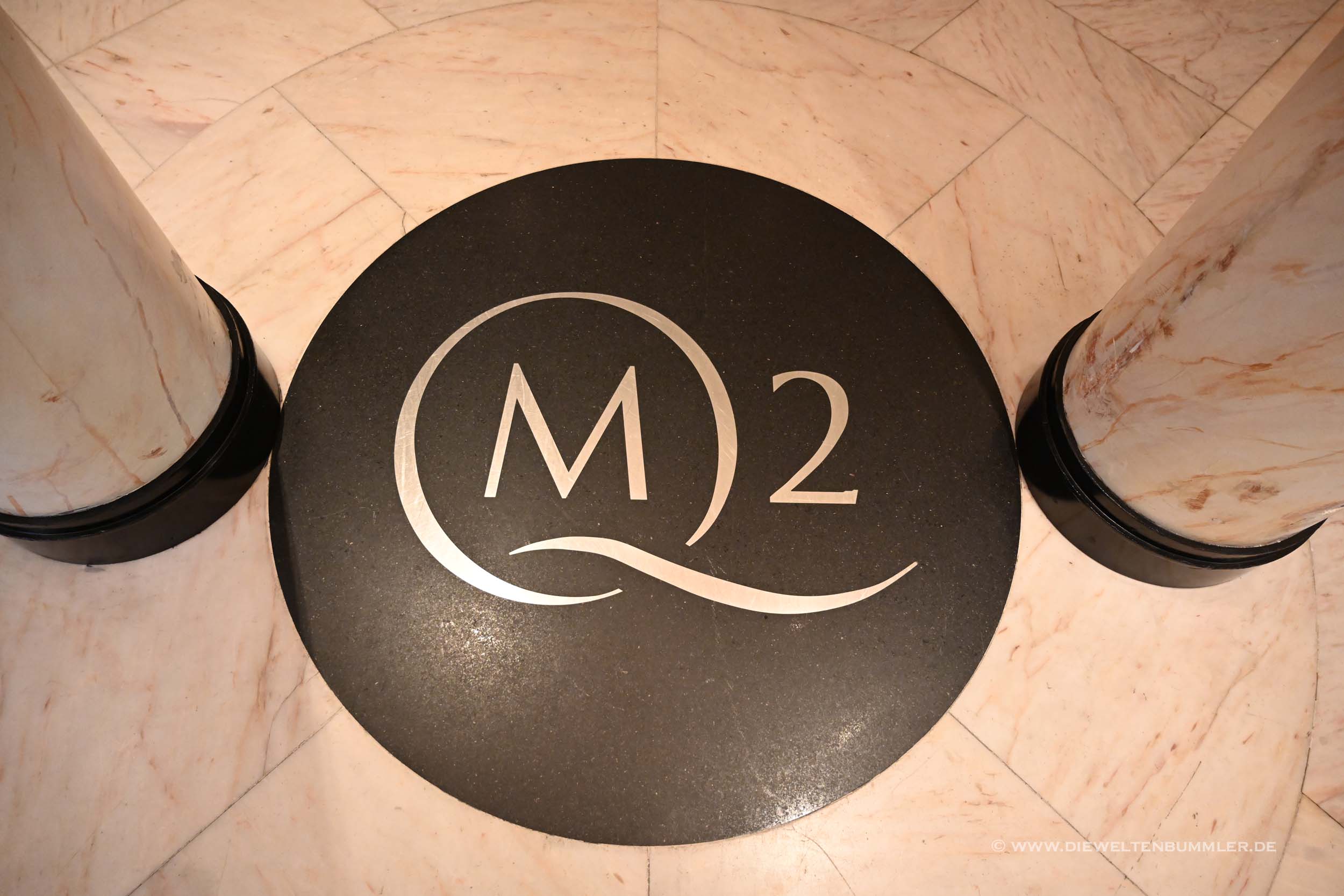 QM2-Emblem auf dem Boden QM2-Emblem auf dem Boden
