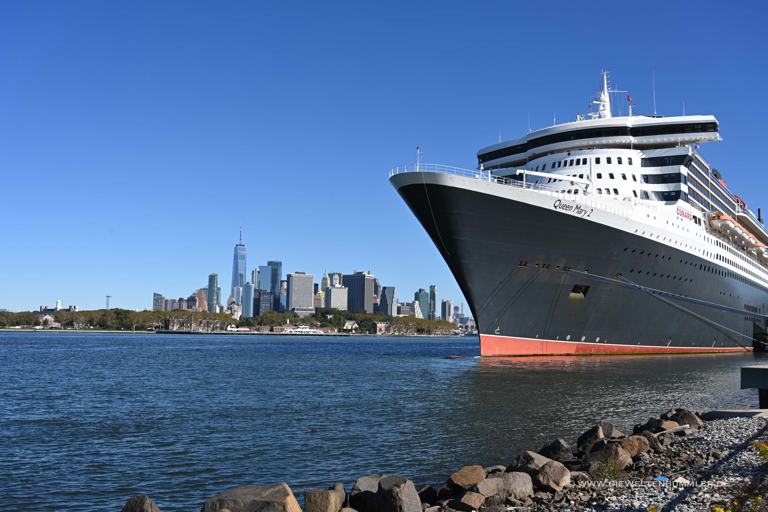 Queen Mary 2 vor der Skyline von Manhattan Queen Mary 2 vor der Skyline von Manhattan