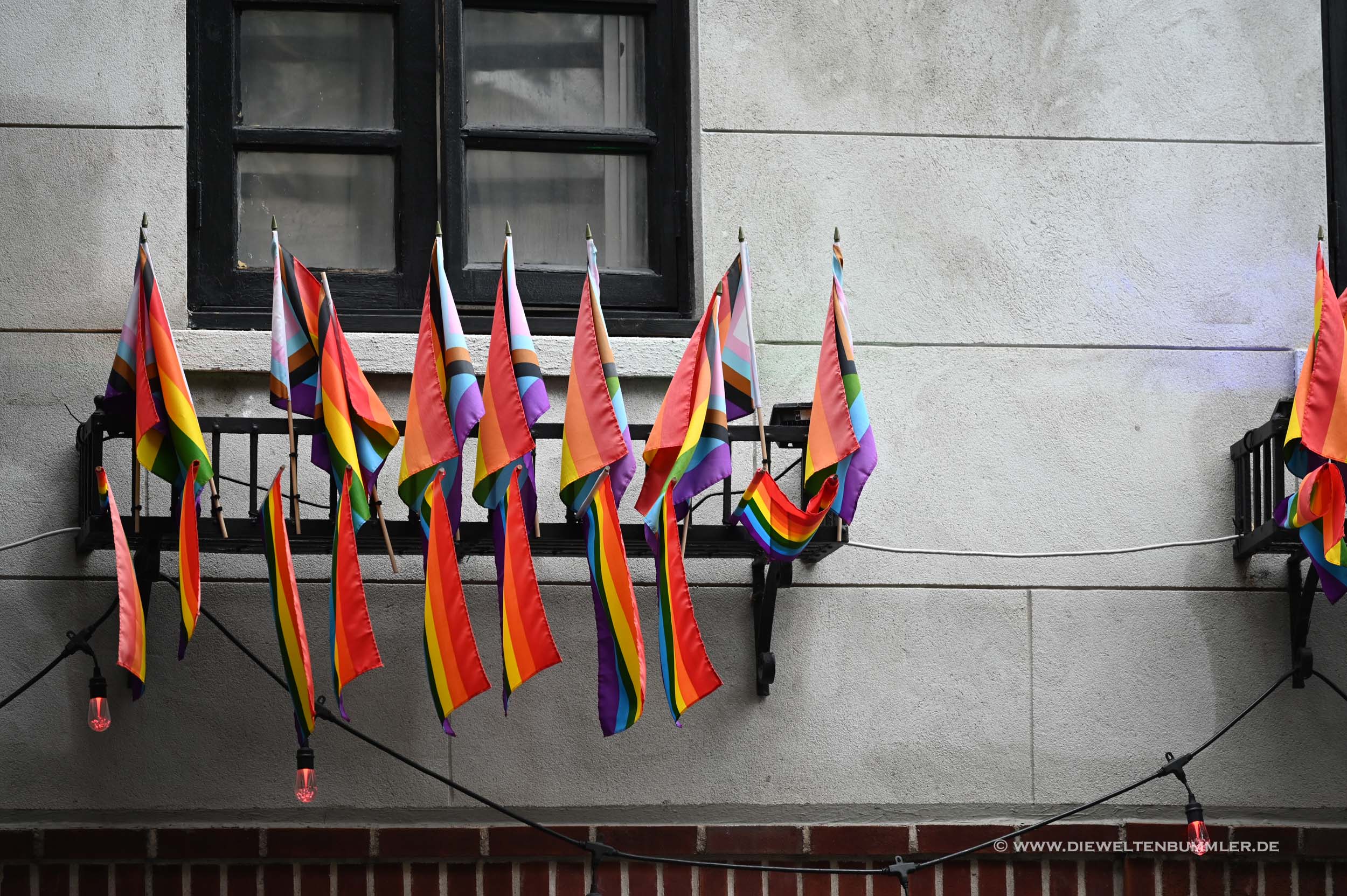 Regenbogenflaggen am Stonewall Inn