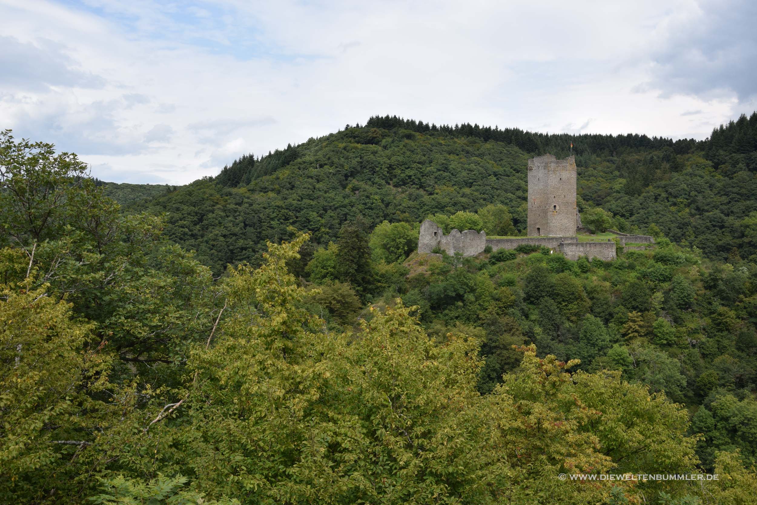 Burgruine auf dem Eifelsteig