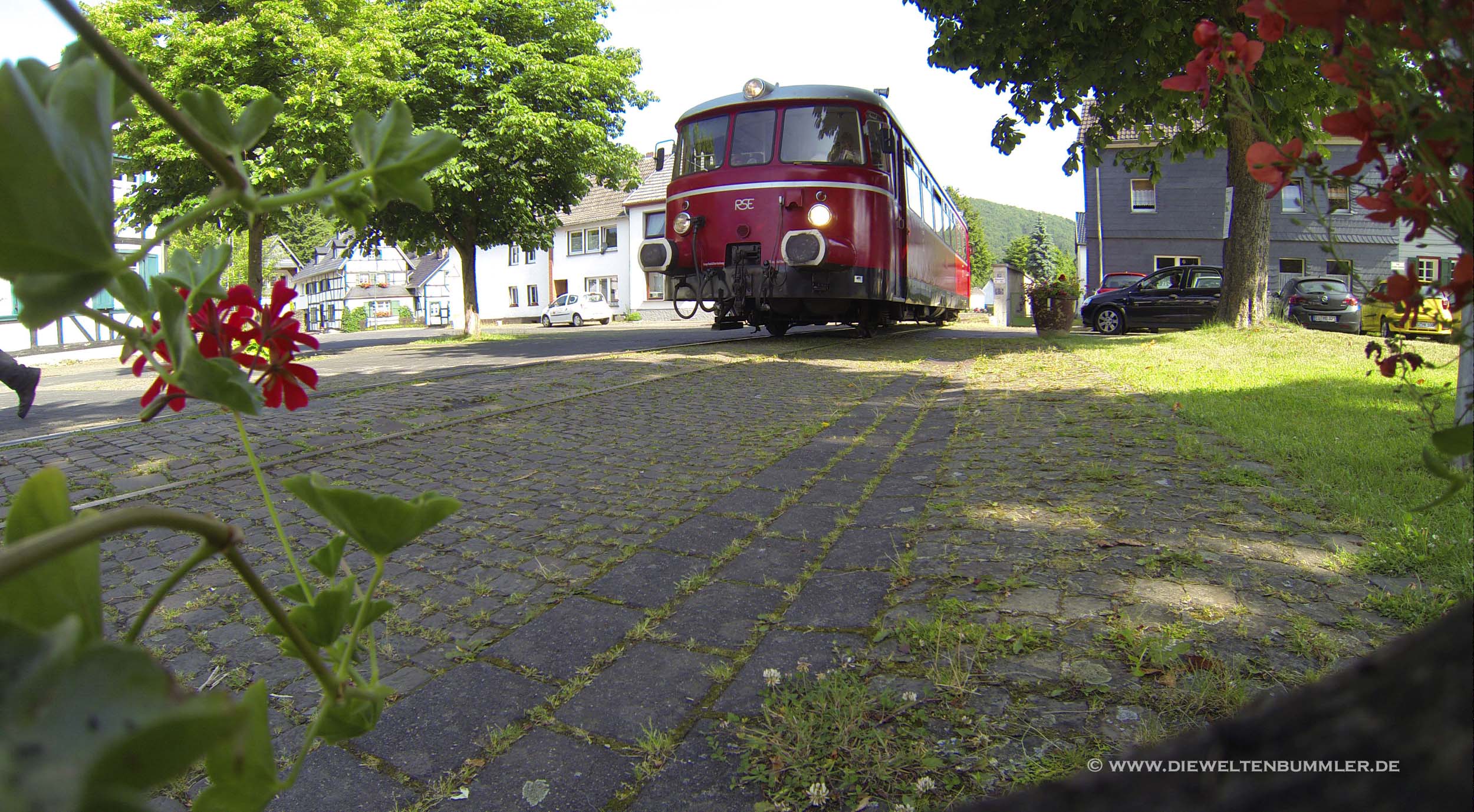 Die Bahn fuhr durch den Ort