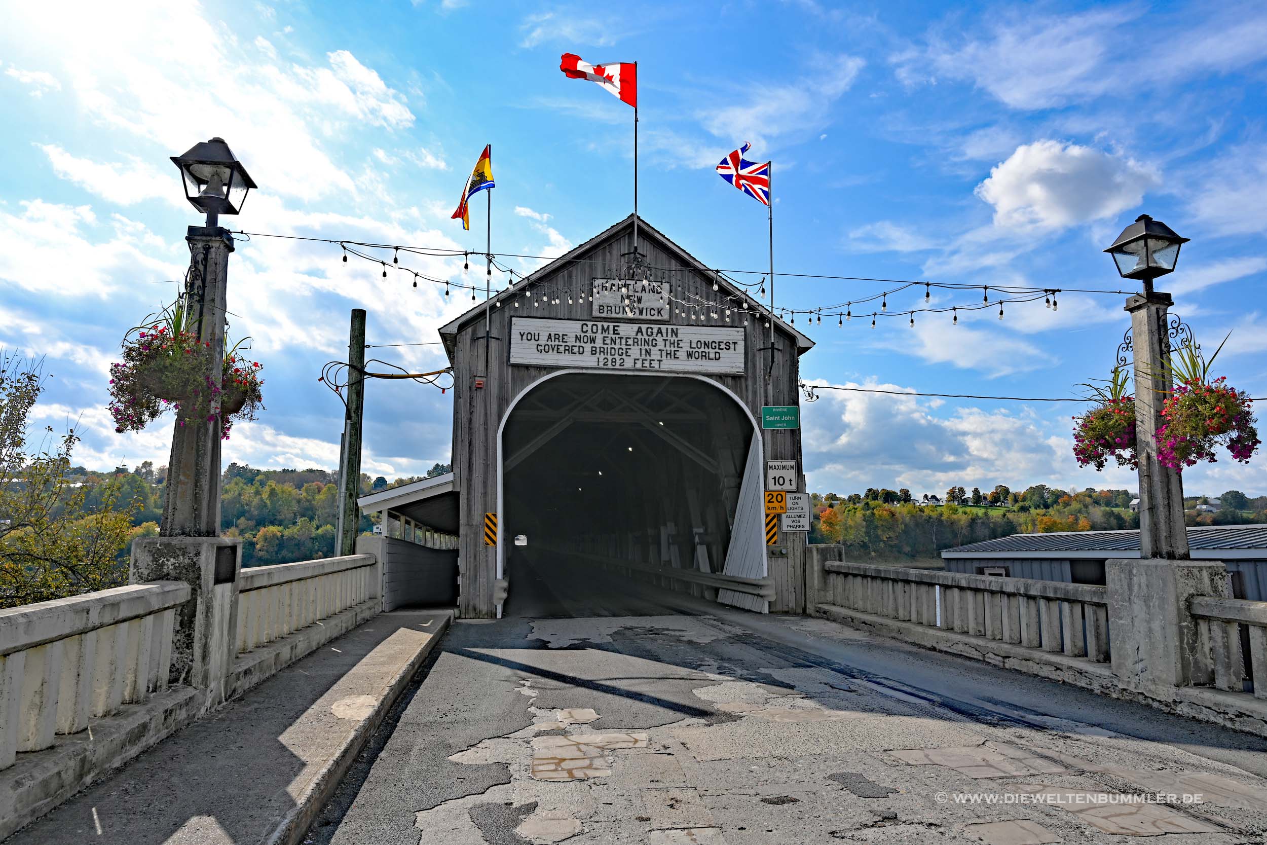 Das östliche Portal zur Brücke