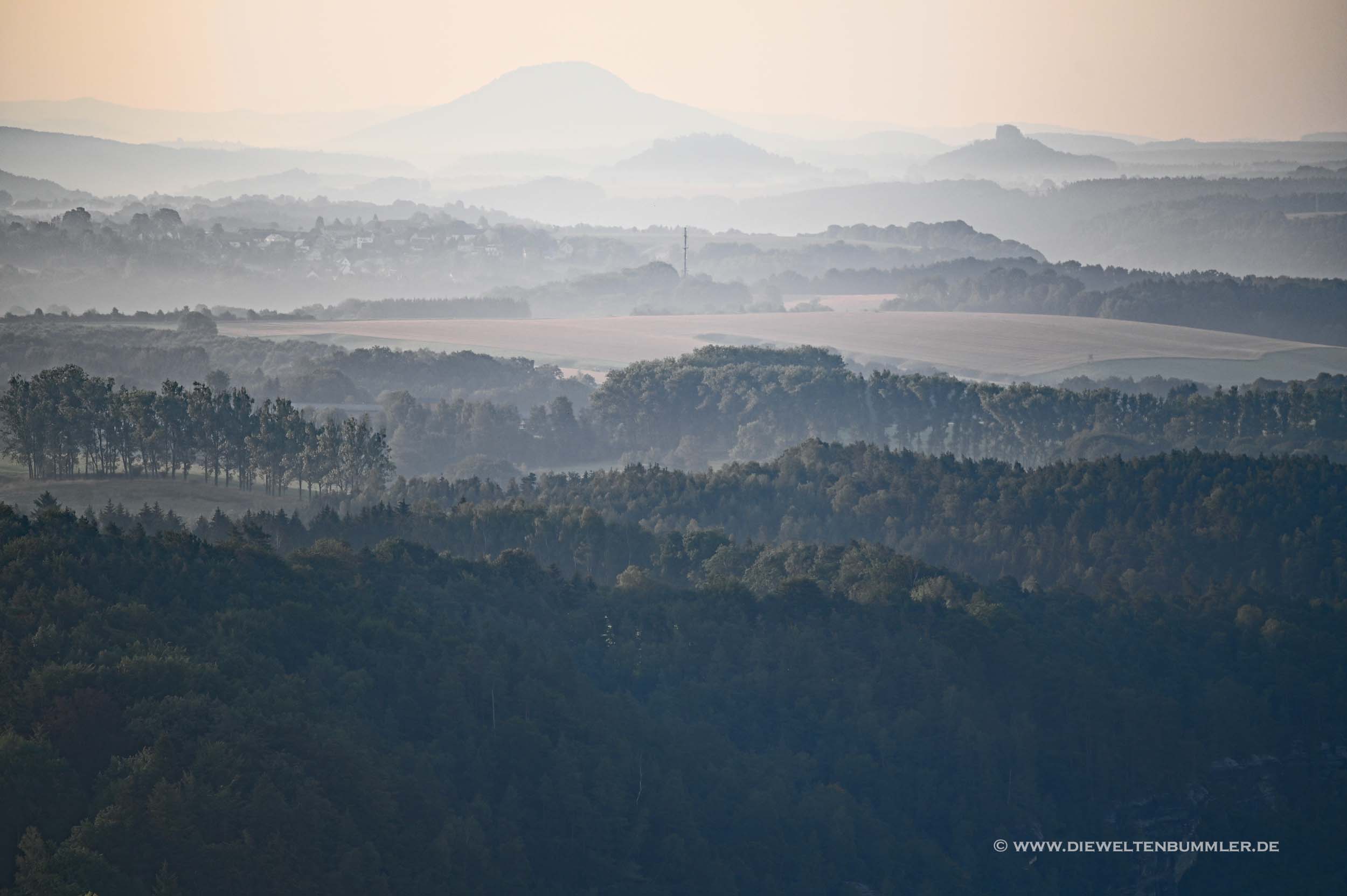 Die Landschaft liegt noch im Frühdunst