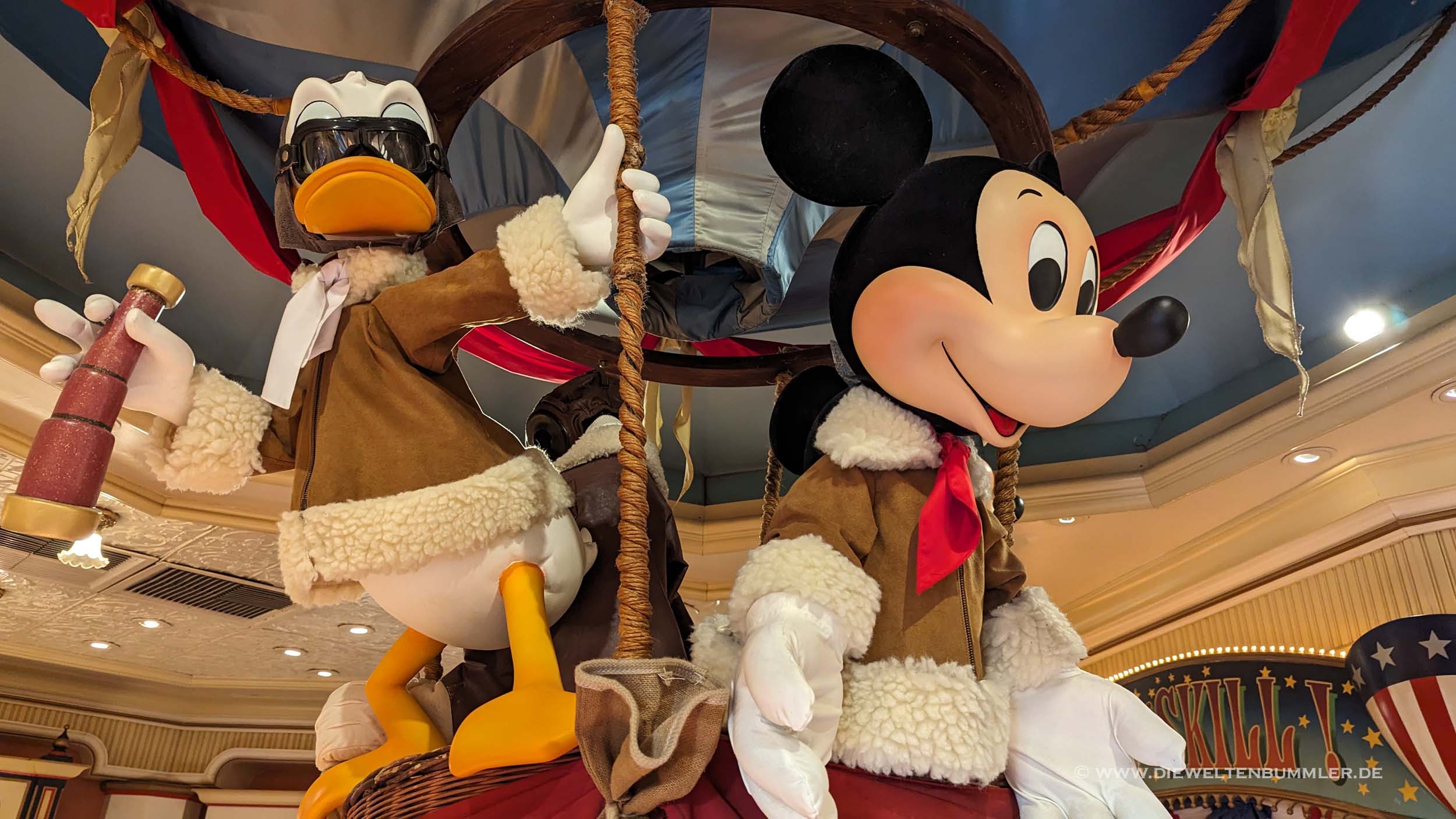 Donald und Micky in einem Store