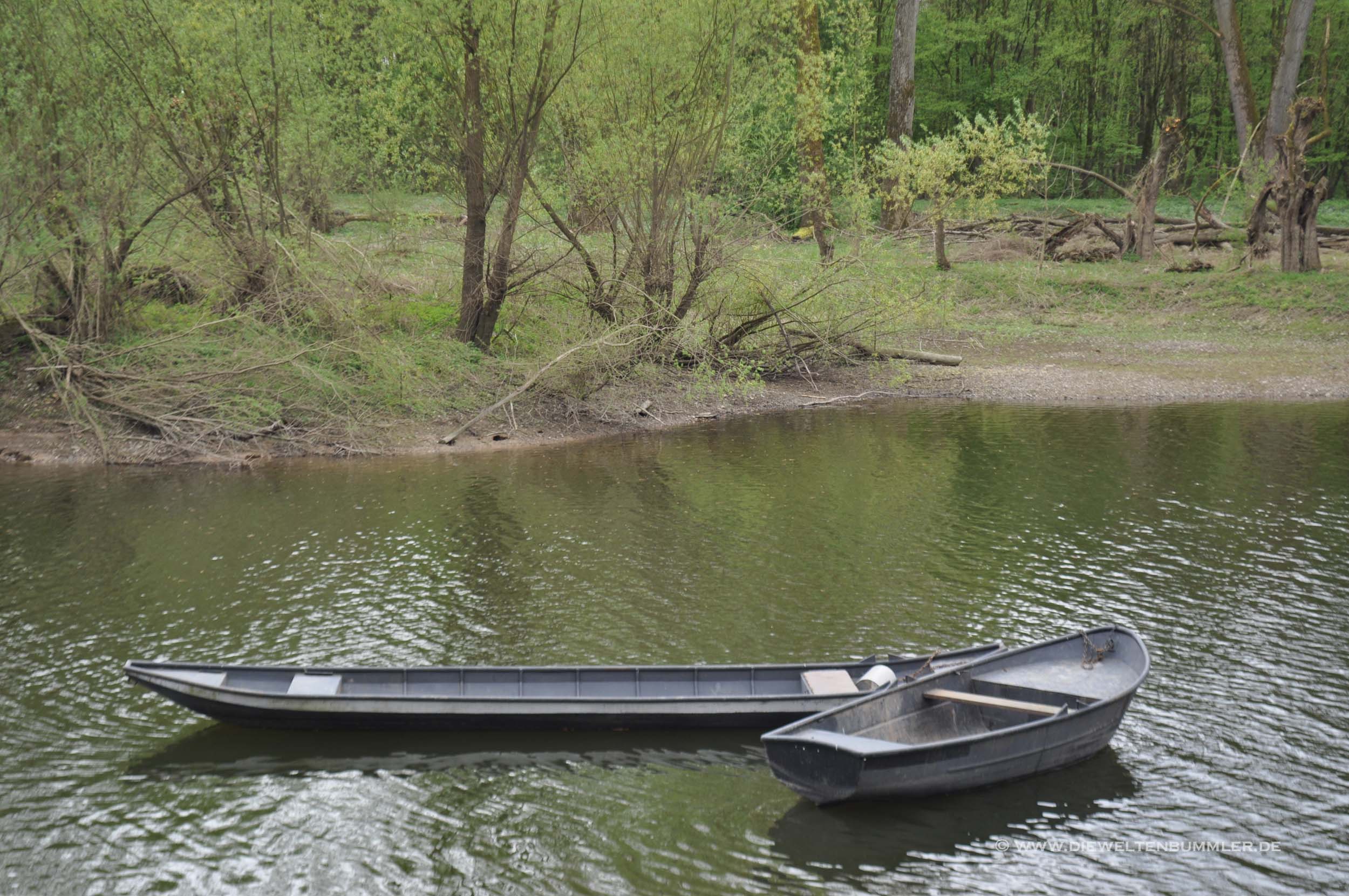 Kleiner Kahn auf dem Fluss