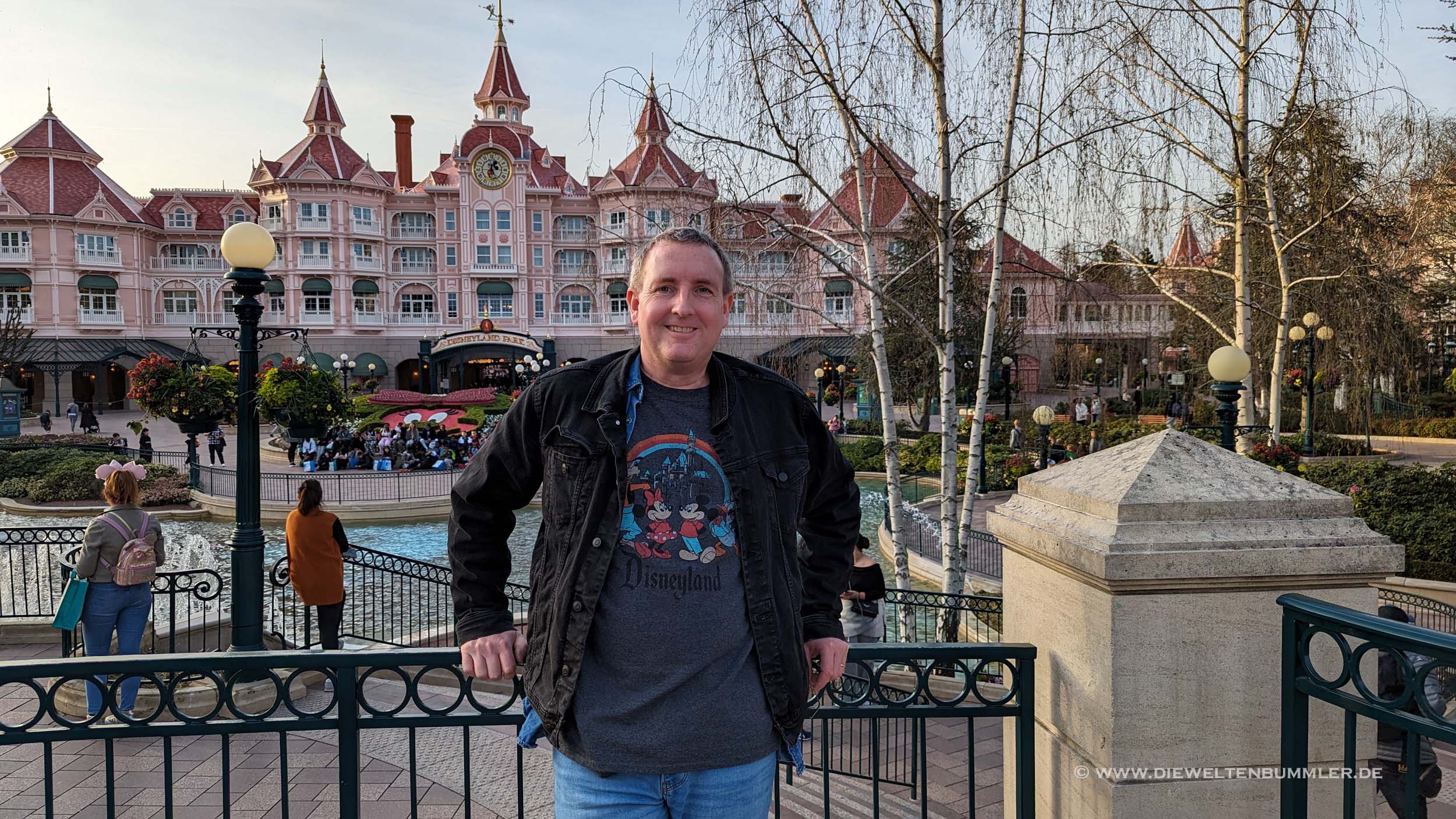 Michael Moll vor dem Disneyland