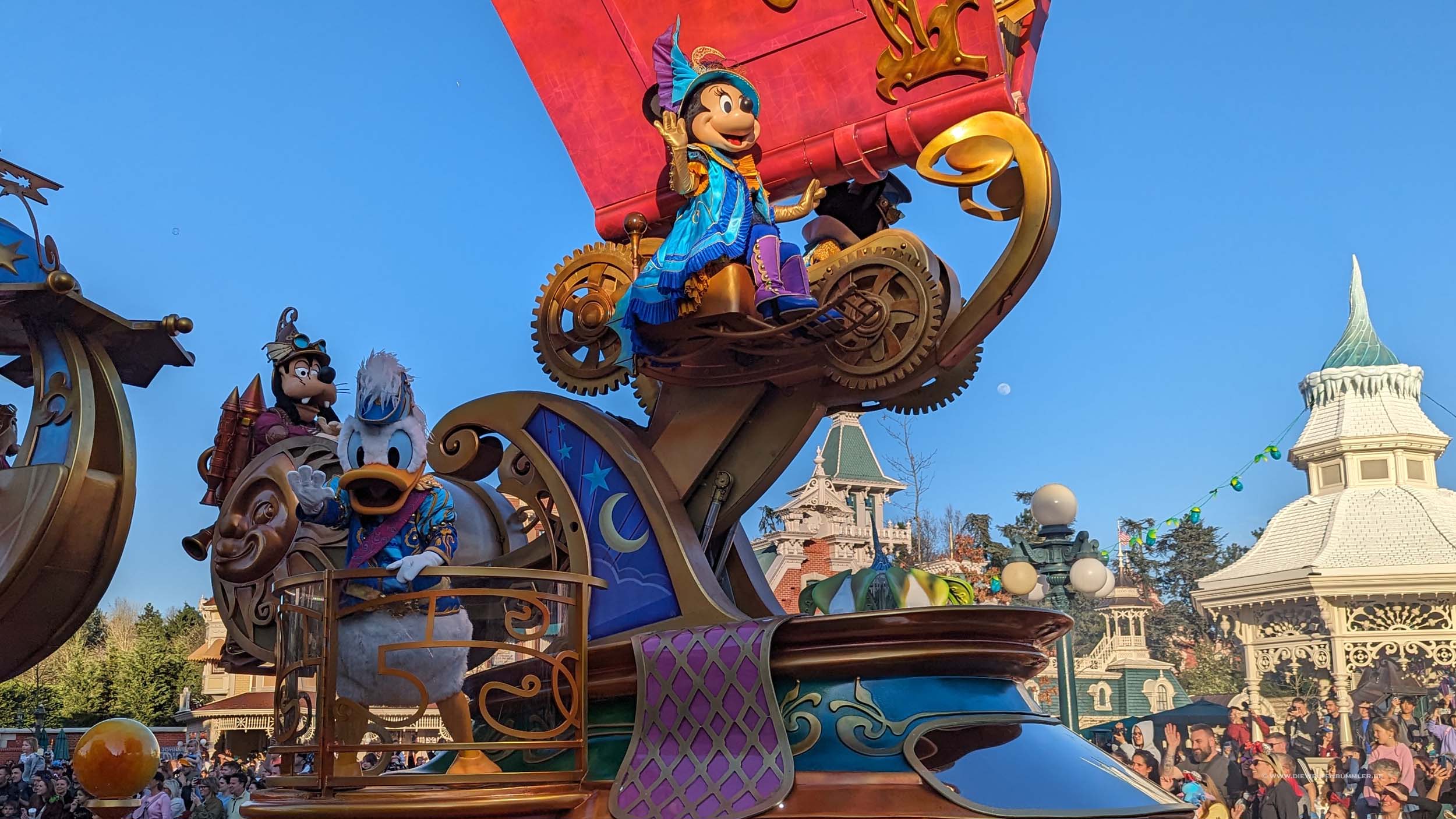 Parade mit Minnie und Donald