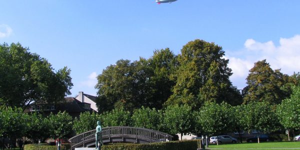 Luftschiff über der Margarethenhöhe in Essen