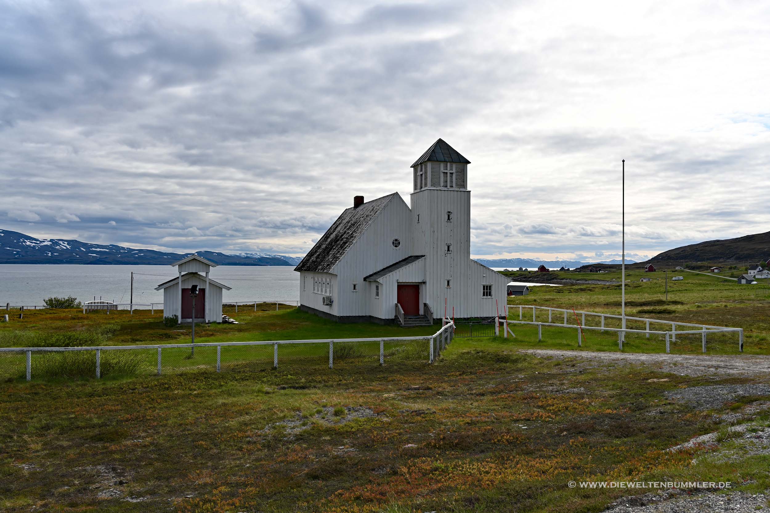 Charmante Kirche auf dem Weg zu Havøysund