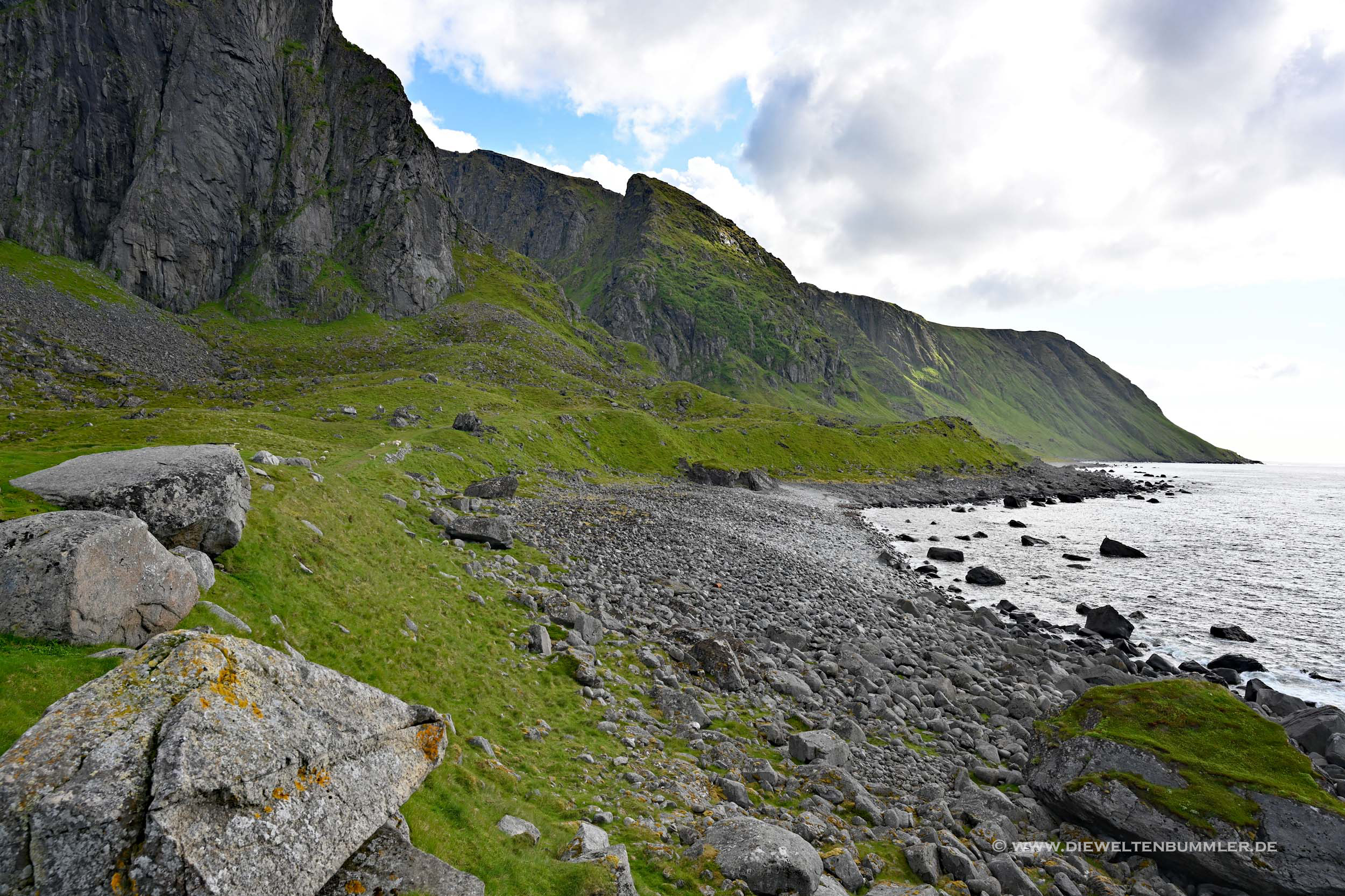Schroffe Felsküste der Lofoten