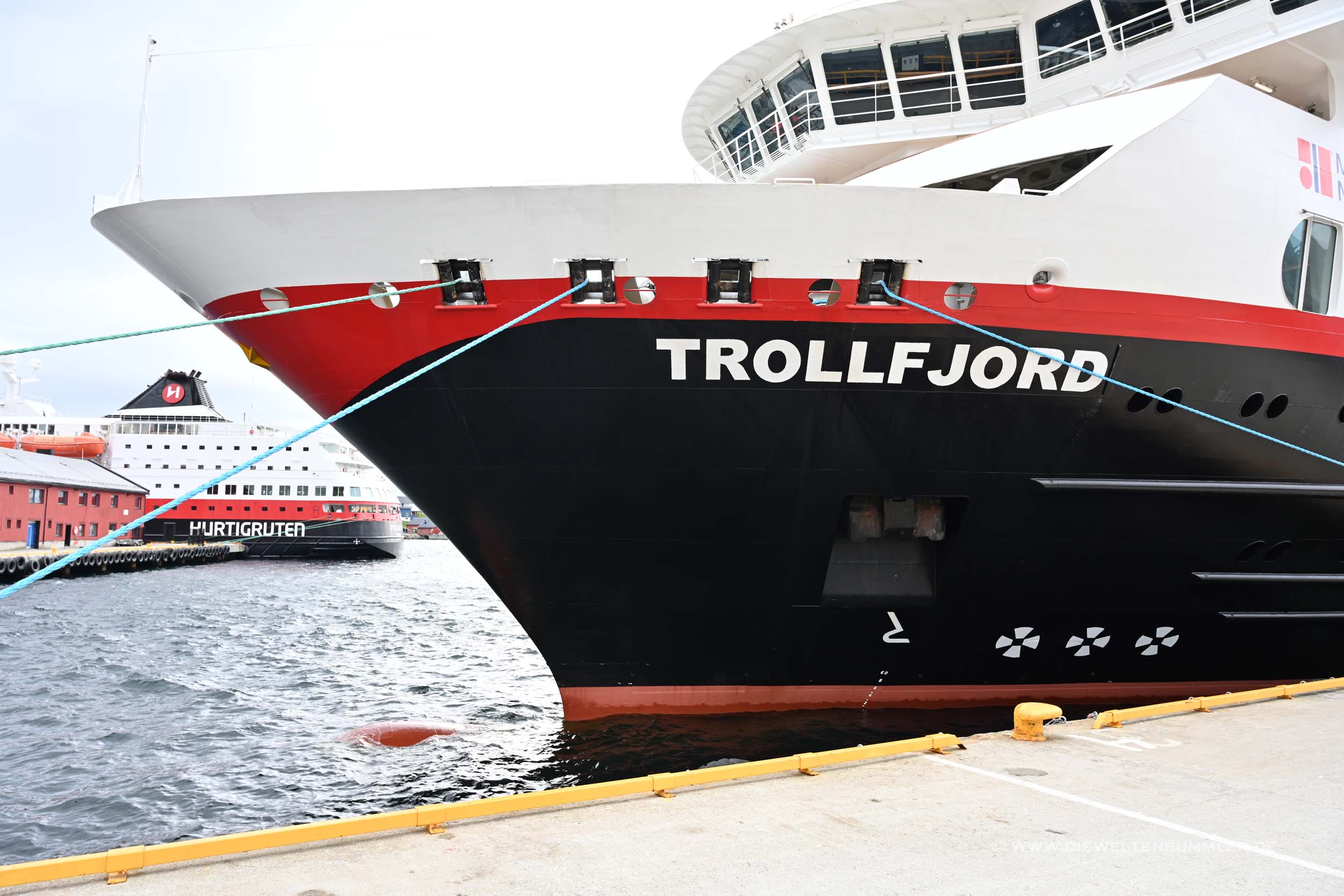 Zwei Schiffe der Hurtigruten